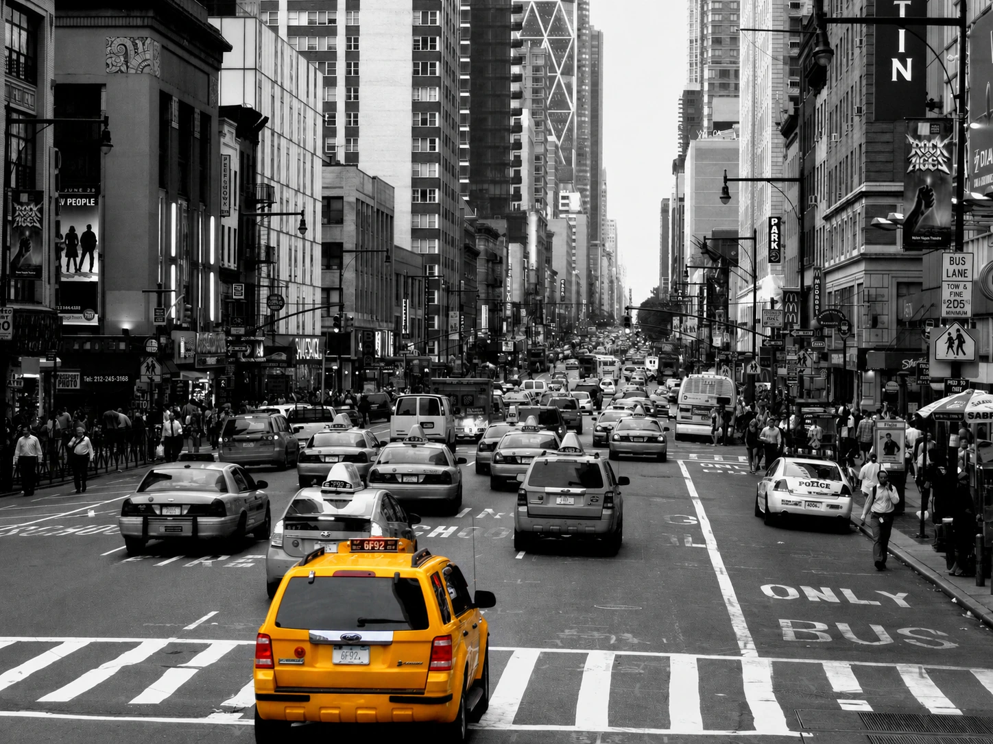 Storbygade med gul taxi
